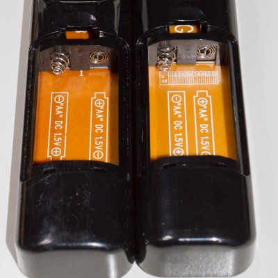 im Batteriefach zu erkennen: links die LED-fähige Platine, rechts die Standardausführung